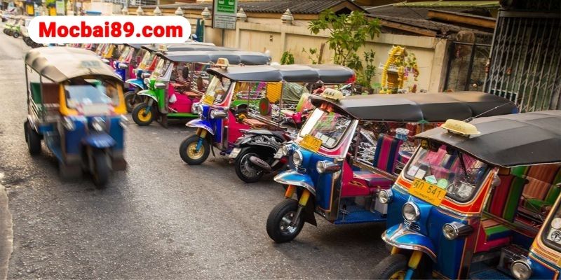 Xe tuk tuk là phương tiện mới lạ